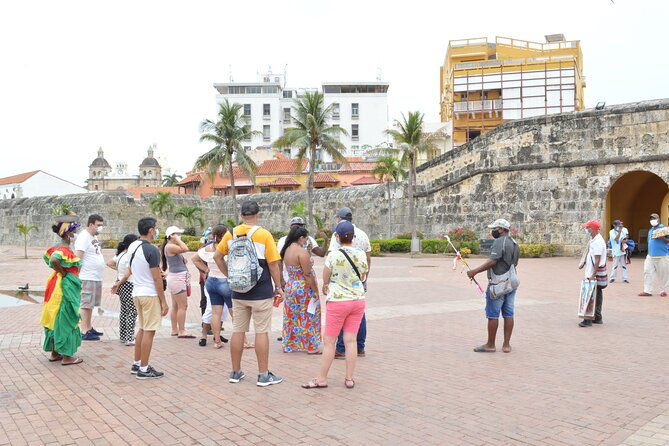 city-tour-in-chiva-through-the-city-of-cartagena