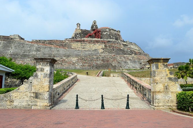 city-tours-in-a-cultural-chiva-in-cartagena