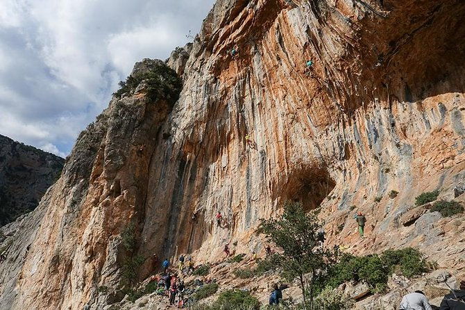 climbing-in-leonidio-with-instructor