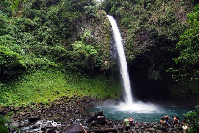 combined-tour-hanging-bridges-la-fortuna-waterfall-arenal-volcano