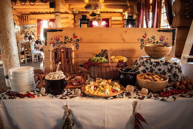 cottage-style-evening-with-folk-show-and-traditional-feast-from-krakow