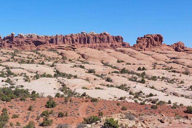 discover-the-hidden-arches-solitaire-arches-private-desert-hike