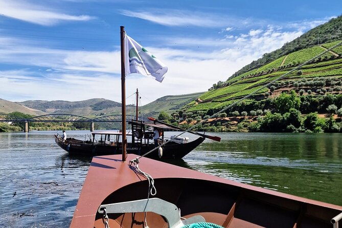 douro-valley-private-experience-specialized-guide-lunch-boatwineriestastings