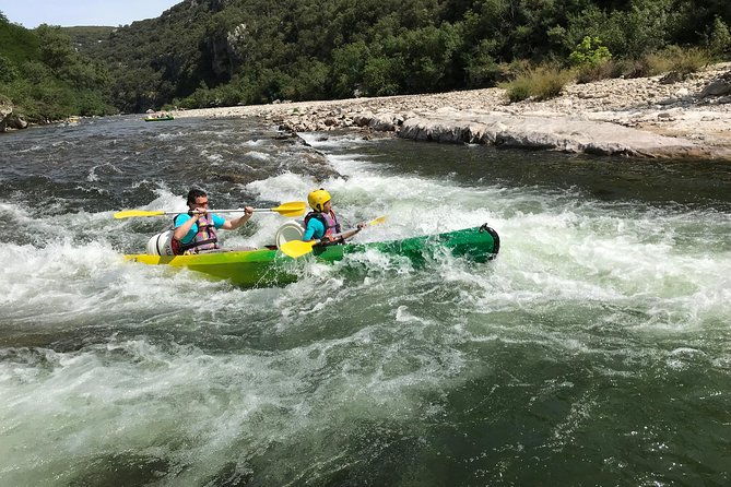 family-canoe-trip-under-the-pont-darc-from-3-years-old