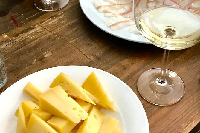 food-and-wine-tasting-with-a-sommelier