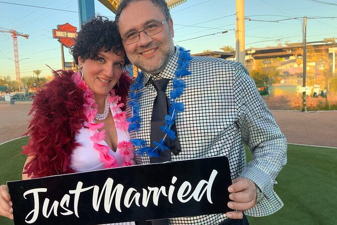 get-married-elvis-wedding-las-vegas-sign-photography-2