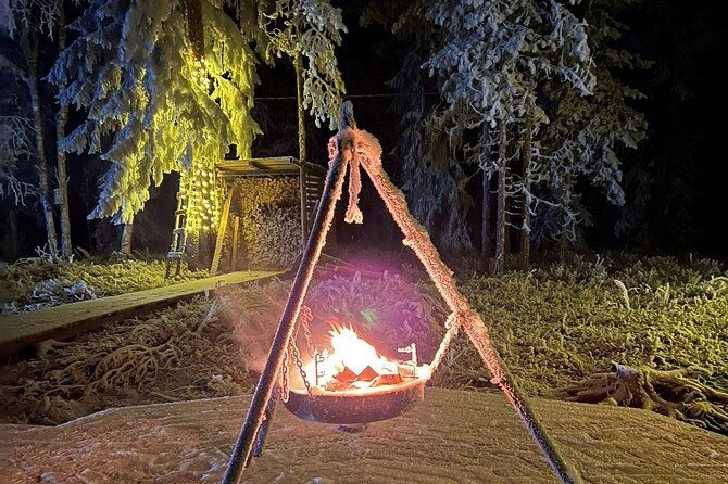 glass-igloo-campfire-dinner-under-northern-lights