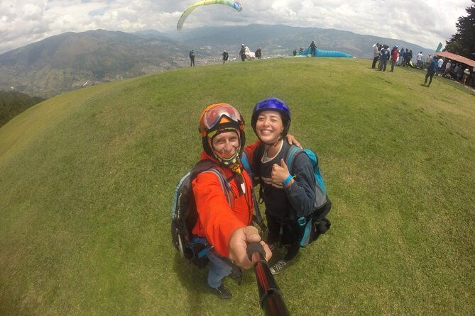 go-paragliding-in-medellin-with-private-transporter-service