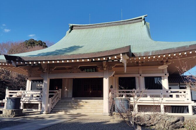 gotokuji-temple-walking-tour-with-numerous-cat-statues