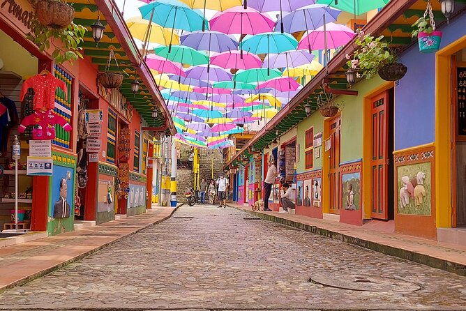guatape-tour-piedra-del-penol-with-boat-tour-breakfast-lunch