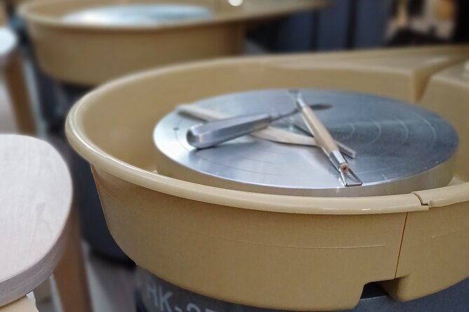 guided-pottery-workshop-on-a-turntable-in-choorstraat