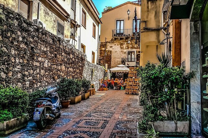 guided-walking-tour-in-taormina