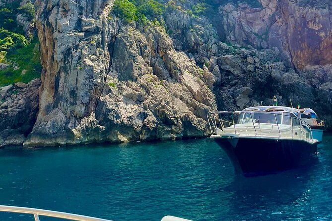 half-day-private-boat-tour-of-capri-2