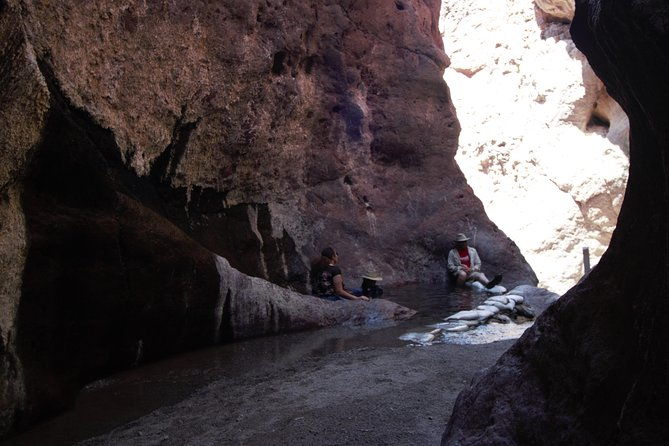 hiking-adventure-in-white-rock-canyon-and-desert-hot-springs-2