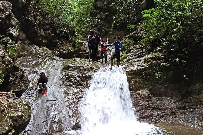 hiking-tabernacle-thundering-waterfall-in-dominican-republic