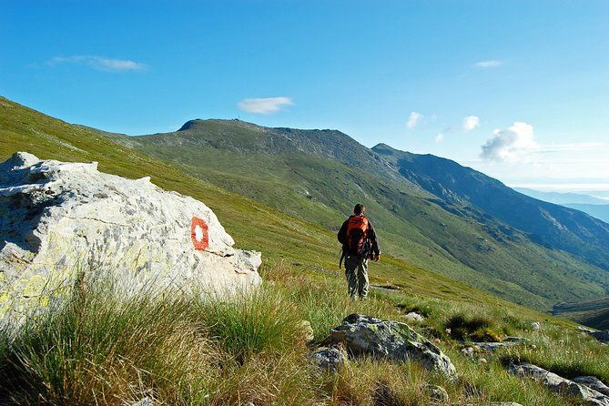 hiking-to-the-mountain-lake