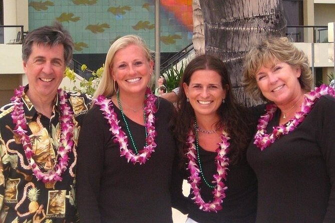 honeymoon-airport-lei-greeting-on-kona-hawaii