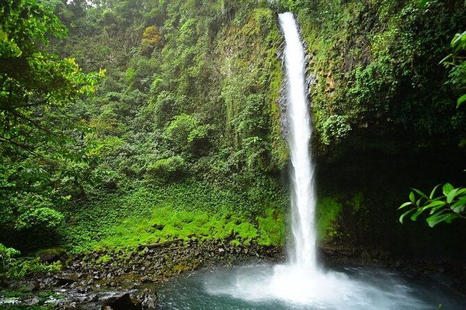 horseback-riding-at-volcano-foothills-la-fortuna-waterfall