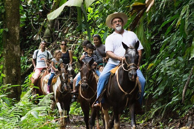 horseback-riding-in-bijagual-waterfall