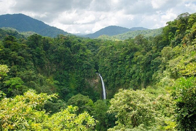 la-fortuna-waterfall-guided-hike-including-lunch-at-la-finquita-farm