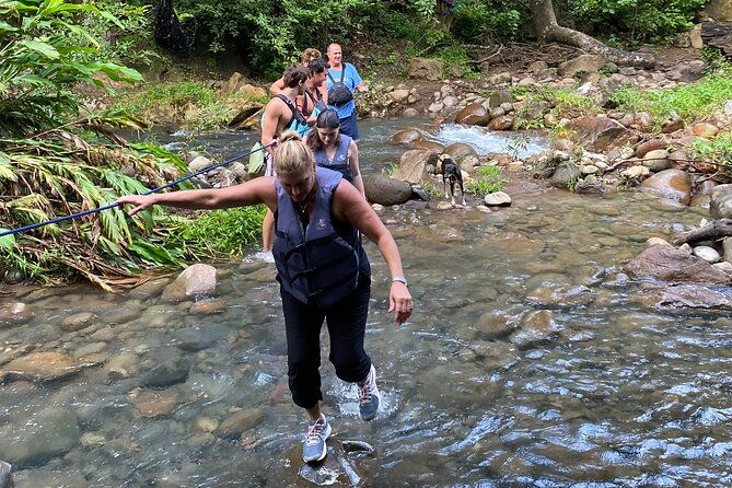 la-leona-waterfall-hike-group-tour