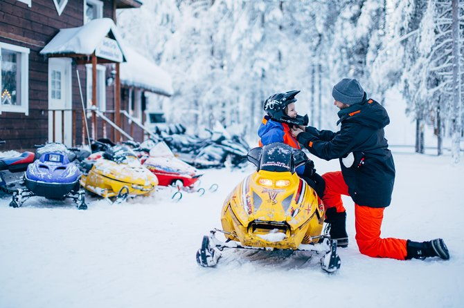 lapland-family-snowmobile-safari-from-levi-2