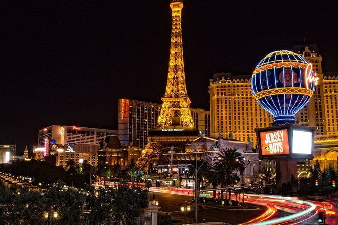 las-vegas-strip-at-night-like-a-star-with-champagne-by-luxury-limo-3-or-5-hrs