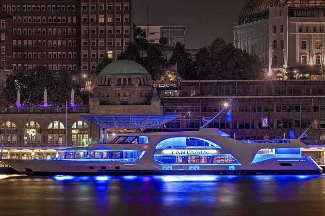 lights-tour-through-the-port-of-hamburg-and-to-the-historic-warehouse-district-2