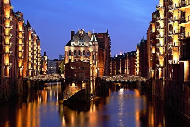 lights-tour-through-the-port-of-hamburg-and-to-the-historic-warehouse-district-4
