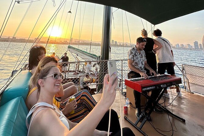 live-music-sunset-wooden-boat-in-barcelona
