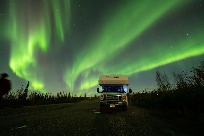 luxury-rv-small-group-aurora-chasing-tour-with-photography