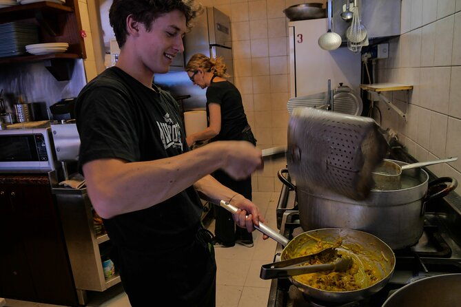 make-pasta-carbonara-from-scratch-in-a-jazz-club-in-venice