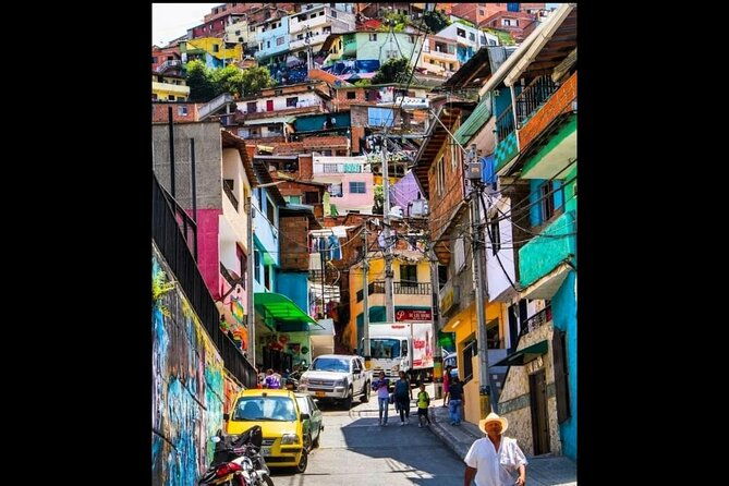 medellin-comuna-13-tour-with-spray-painting-and-ice-cream