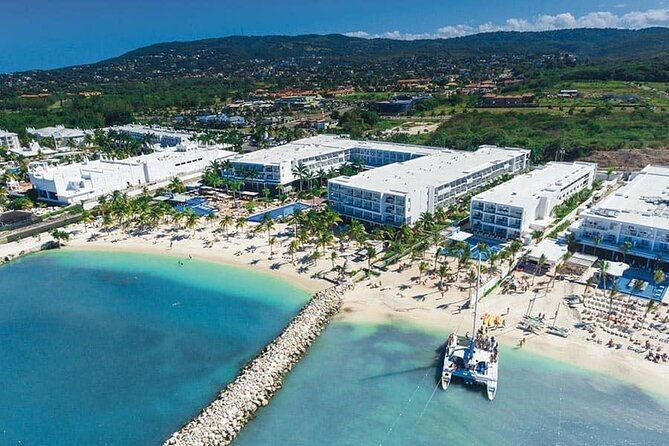 montego-bay-airport-and-riu-palace-jamaica-private-shuttle