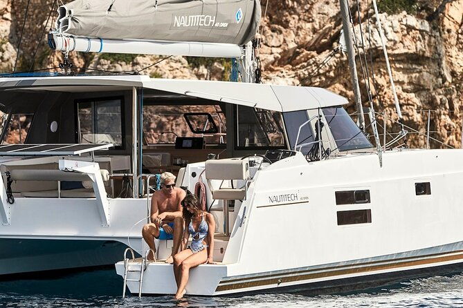 morning-catamaran-cruise-to-kleftiko-bay-milos