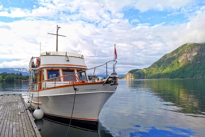 mostraumen-private-pontoon-cruise