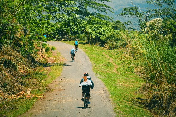mountain-bike-lake-arenal-and-volcano-backroads