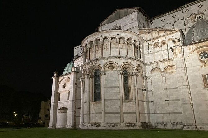 night-walking-tour-in-lucca