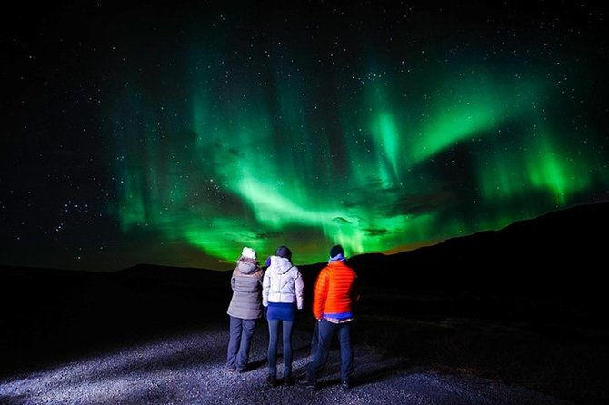 northern-lights-hunt-including-snacks-on-campfire-from-levi