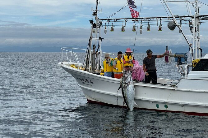 oma-maguro-sea-polefishing-with-fisherman