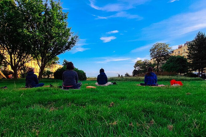 outdoor-yoga-class-at-brightons-sea-front