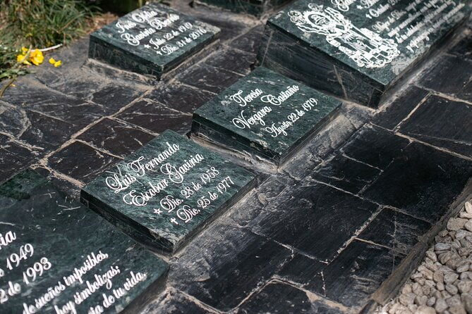 pablo-escobar-and-graffitour-commune-13-resilience-paisa