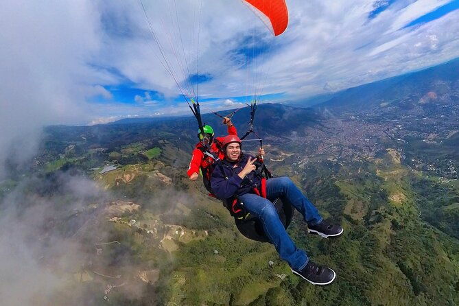 paragliding-flight-in-medellin-with-expert-pilots