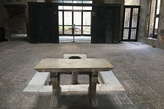 pompeii-and-herculaneum-with-archaeologist-small-group-of-10