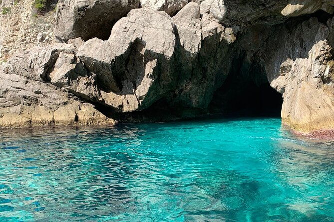 private-boat-experience-admire-the-capri-coast-2-hours