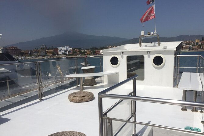 private-boat-in-taormina-and-isola-bella