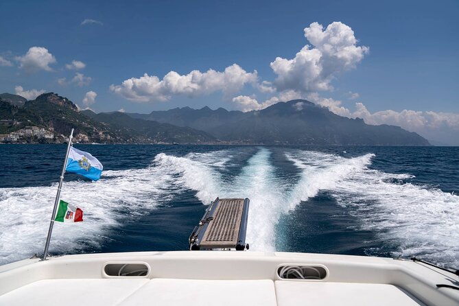 private-boat-tour-of-amalfi-coast-with-drinks
