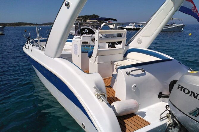 private-boat-tour-to-red-rocks-and-paklinski-islands