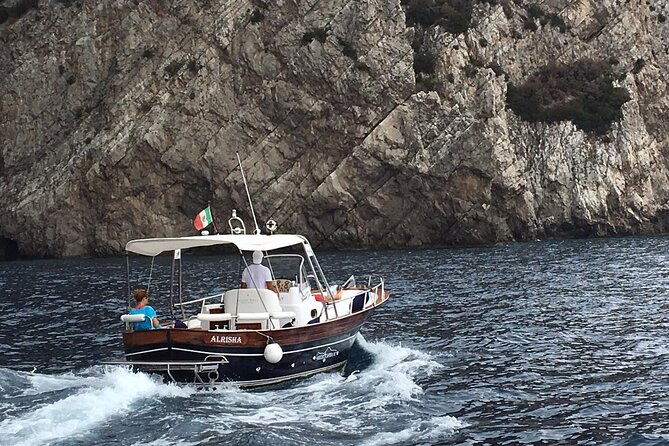 private-boat-trip-to-capri-with-aperitif-included