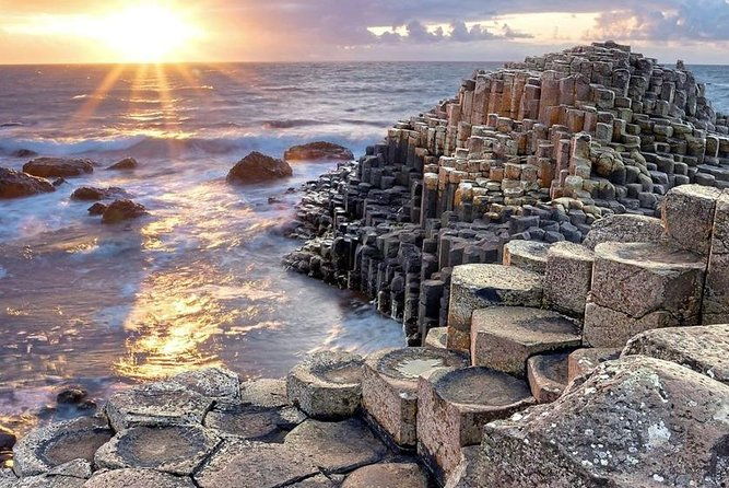 private-causeway-coastal-tour-rope-bridge-giants-causeway